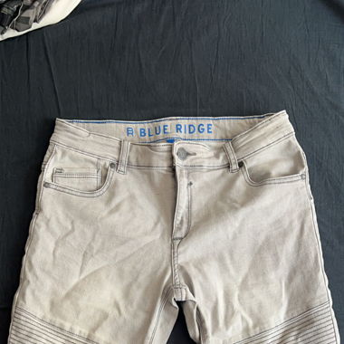 Graue kurze Hose