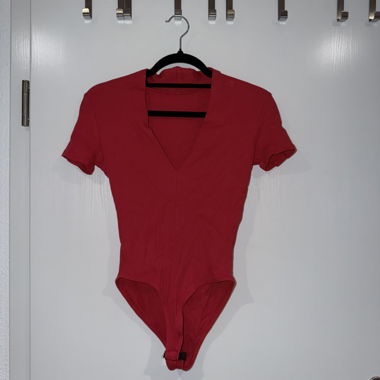 Body rosso a manica corta con scollo a V