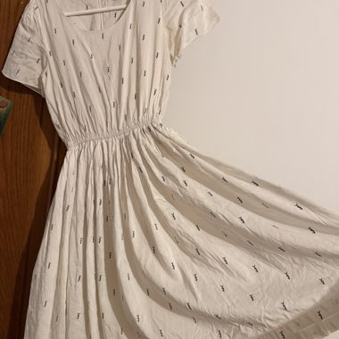 Weisses bedrucktes Kleid