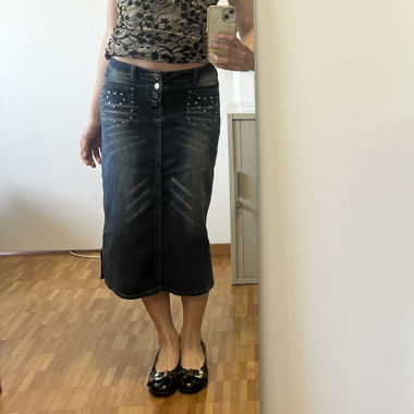 gonna midi in denim con borchie