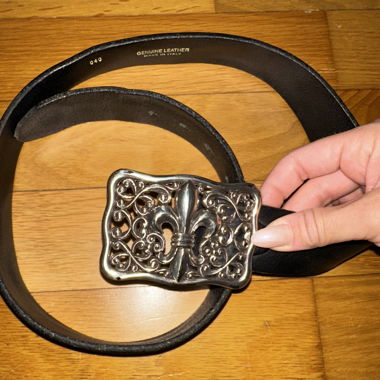 Ceinture en cuir noire avec boucle métallique