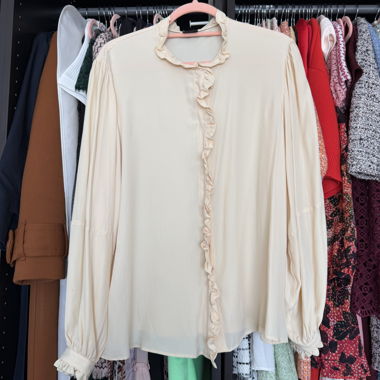 Blouse à volants rose crème