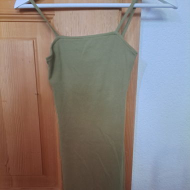 Grünes hautanliegendes Kleid