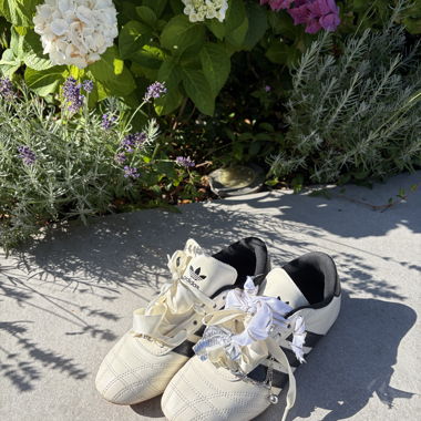 Limited Edition Tokyo Adidas-Sneaker mit Schnürung