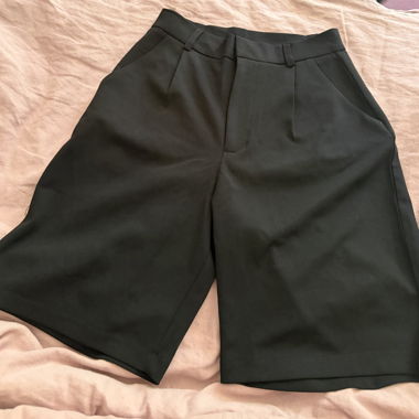 Schwarze Bermuda-Shorts