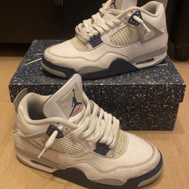 AIR JORDAN 4 