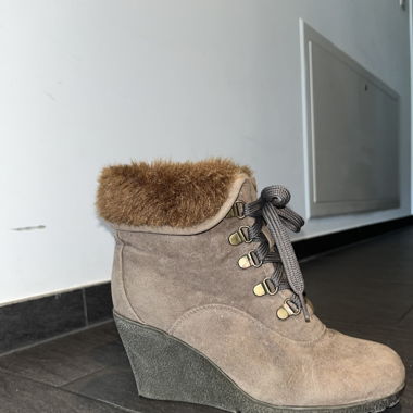 Buffalo Keilabsatz Stiefelette mit Fell