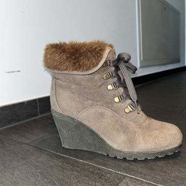 Buffalo Wedge-heeled ankle boots with fur