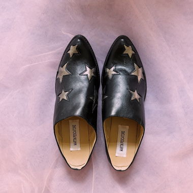 Vendues Schöne schwarze Mules mit silbernen Sternen