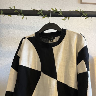 Pull cadrié blanc et noir