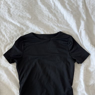 Schwarzes eng anliegendes Baby-T-Shirt