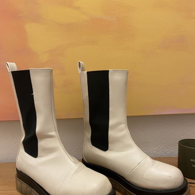 Beige space boots 