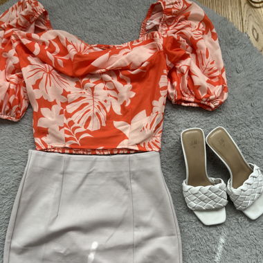 Haut orange à fleurs