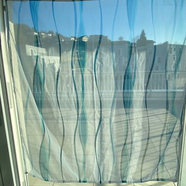 Vorhang mit blauen Streifen