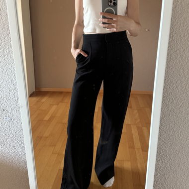 Schwarze High-Waist-Stoffhose
