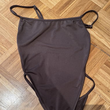 body brun ouvert dans le dos