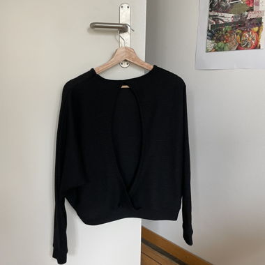 Thin jumper with open back