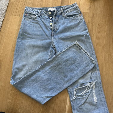 Jeans H&M à trous, coupe large, taille 38