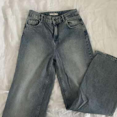 Wide-Leg Jeans