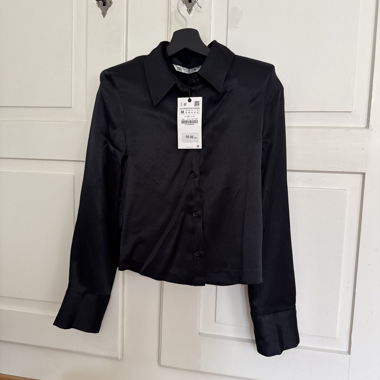 Zara Satin-Hemd mit Schulterpolstern
