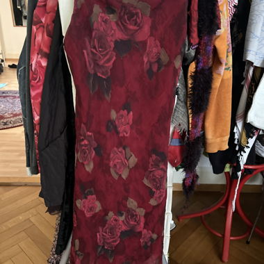 Robe longue bordeaux à motif de roses