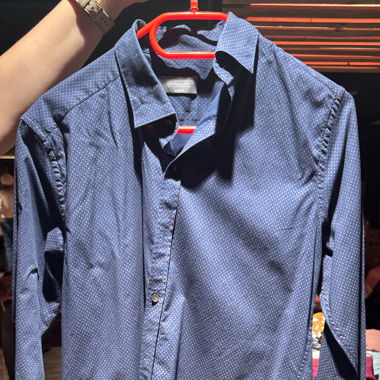 Chemise bleue a motifs