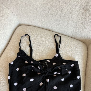 top noir avec des pois blancs
