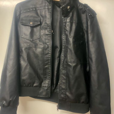 Schwarze Kunstlederjacke mit Kaputze