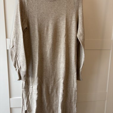 Beiges Strickkleid