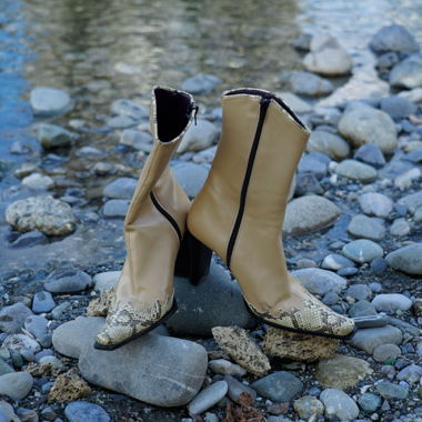 Beige-caramel Stiefel mit Schlangendetail - Italien