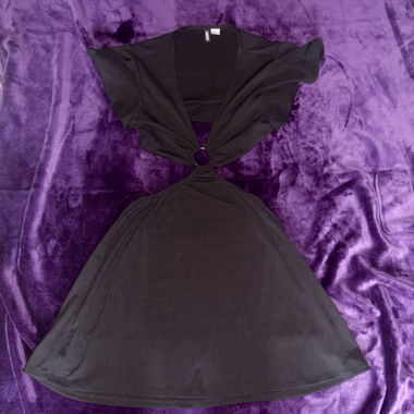 Schwarzes Kleid mit Cut-outs