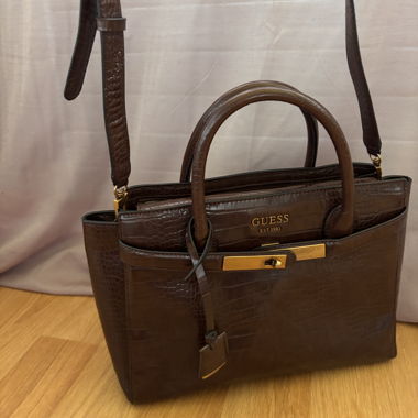 Guess Handbag – elegant design in crocodile look