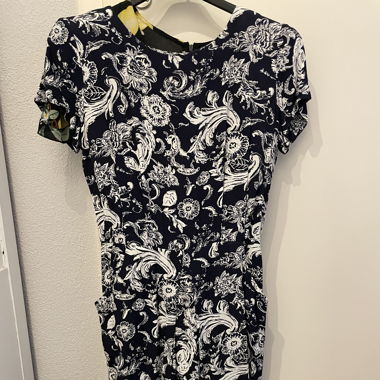 Kleid mit Blumen und ranken Muster