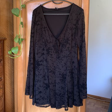Tuta corta in mesh nero con velluto e maniche svasate