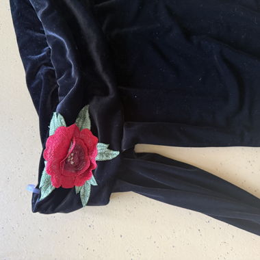 Abito in velluto nero con fiori