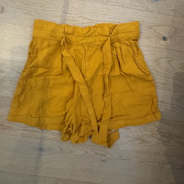 Yellow short fabric trousers