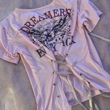 T-shirt rosa con lacci