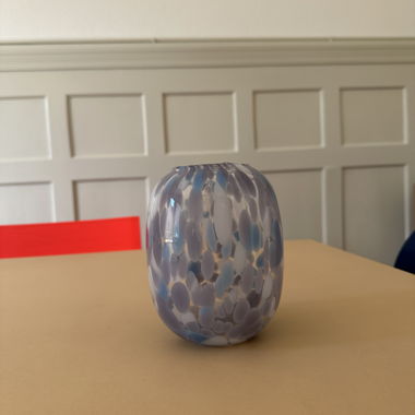 Violette Glasvase mit Muster