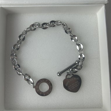 Silberfarbenes Kettenarmband mit Herzanhänger