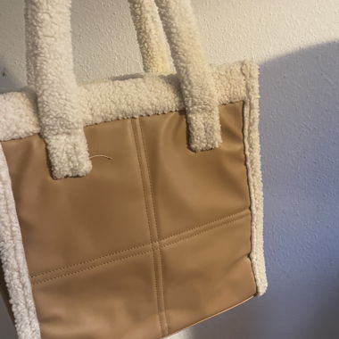 Tote‑bag beige con bordo in pelliccia teddy