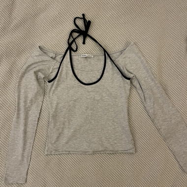 Haut Bershka gris épaules dénudées