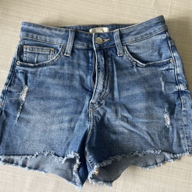 Blaue Jeansshorts mit Fransen