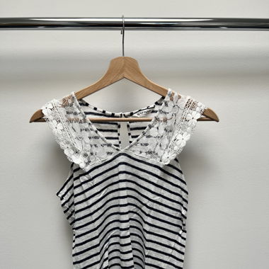 T-Shirt mit Spitzendetails