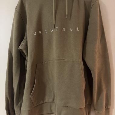 Olivgrüner Hoodie mit Schriftzug