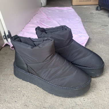 Schwarze Winterstiefeletten