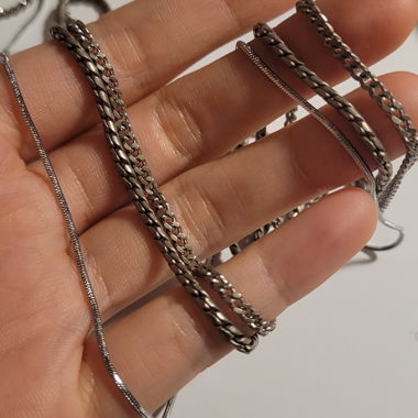 3 silberfarbenen Halsketten