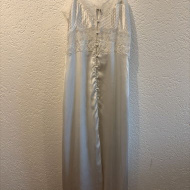 Robe longue en satin blanc