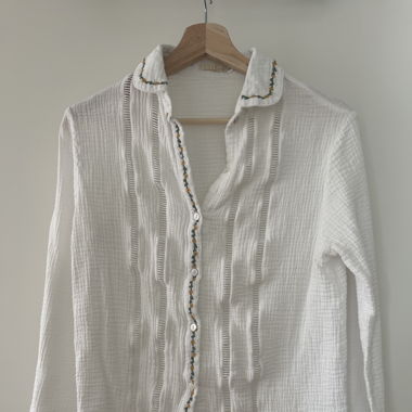 Weisse Bluse mit Blumenstick