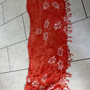 Rotes Schal/Tuch mit Motiv