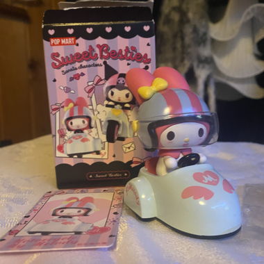Pop Mart Sweet Besties, My Melody im Rennwagen